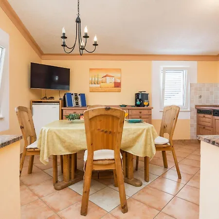 Apartman Loncar 2 By Interhome